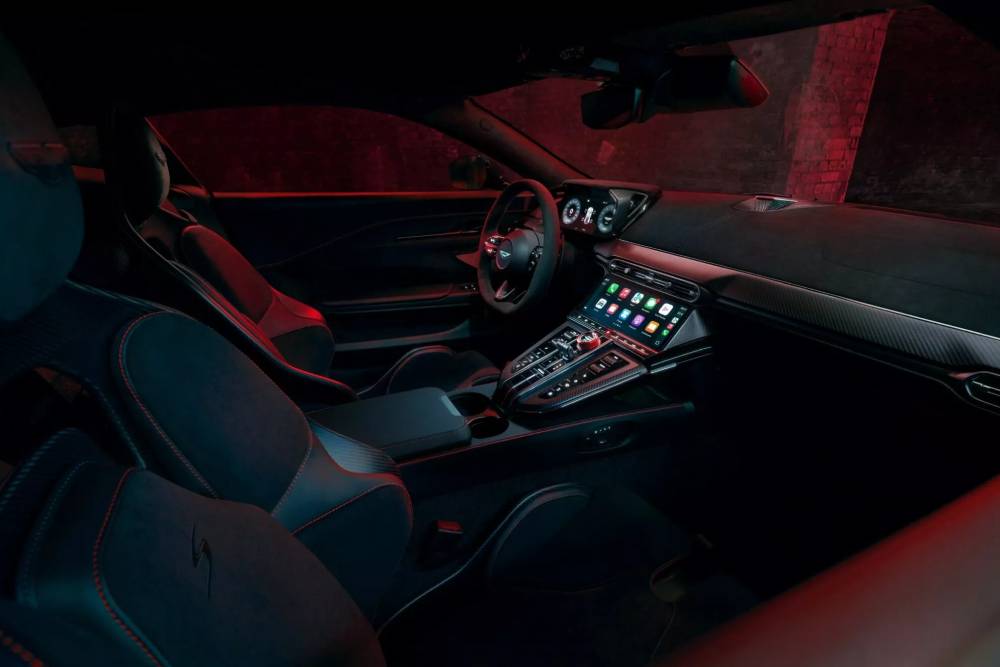 Εκρηκτική νέα Aston Martin Vantage S 680 PS