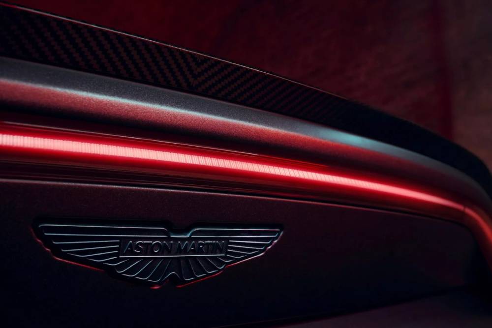 Εκρηκτική νέα Aston Martin Vantage S 680 PS