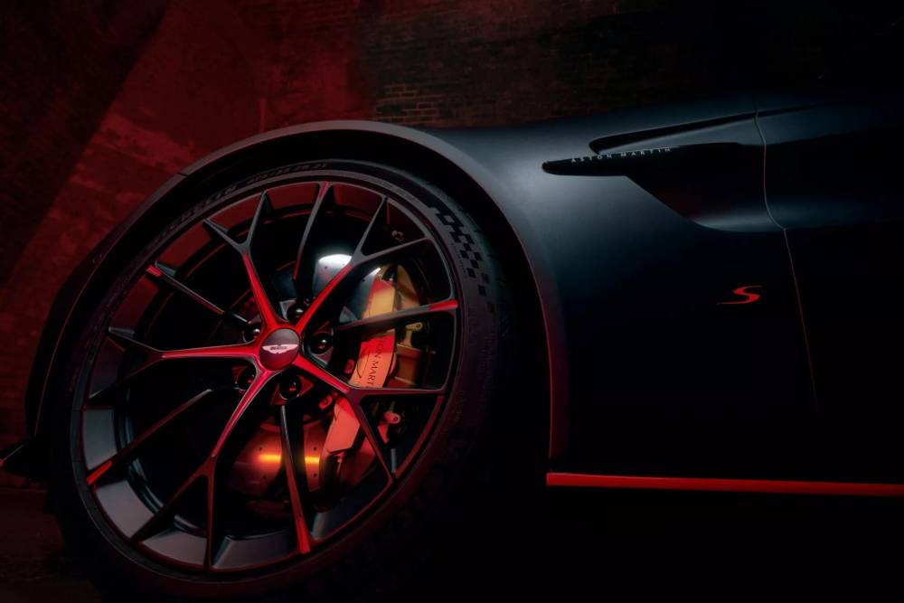 Εκρηκτική νέα Aston Martin Vantage S 680 PS