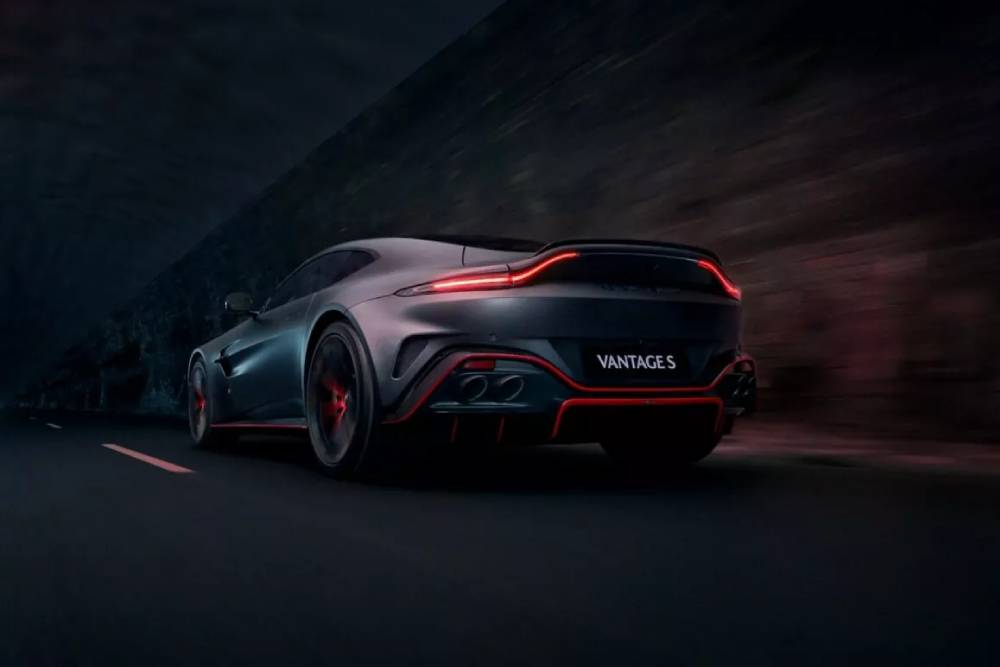 Εκρηκτική νέα Aston Martin Vantage S 680 PS