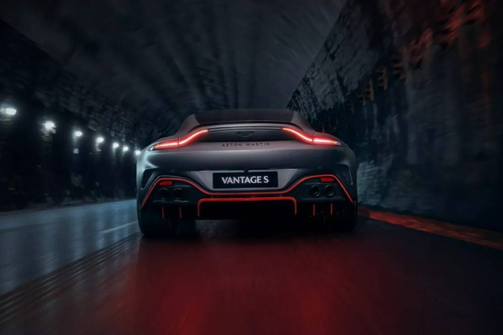 Εκρηκτική νέα Aston Martin Vantage S 680 PS