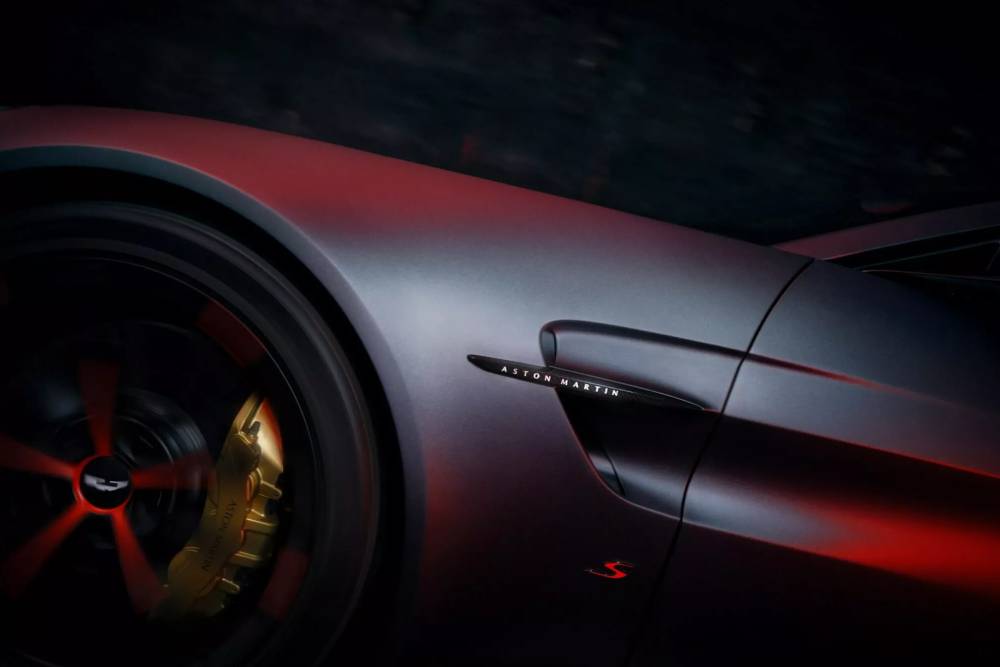 Εκρηκτική νέα Aston Martin Vantage S 680 PS