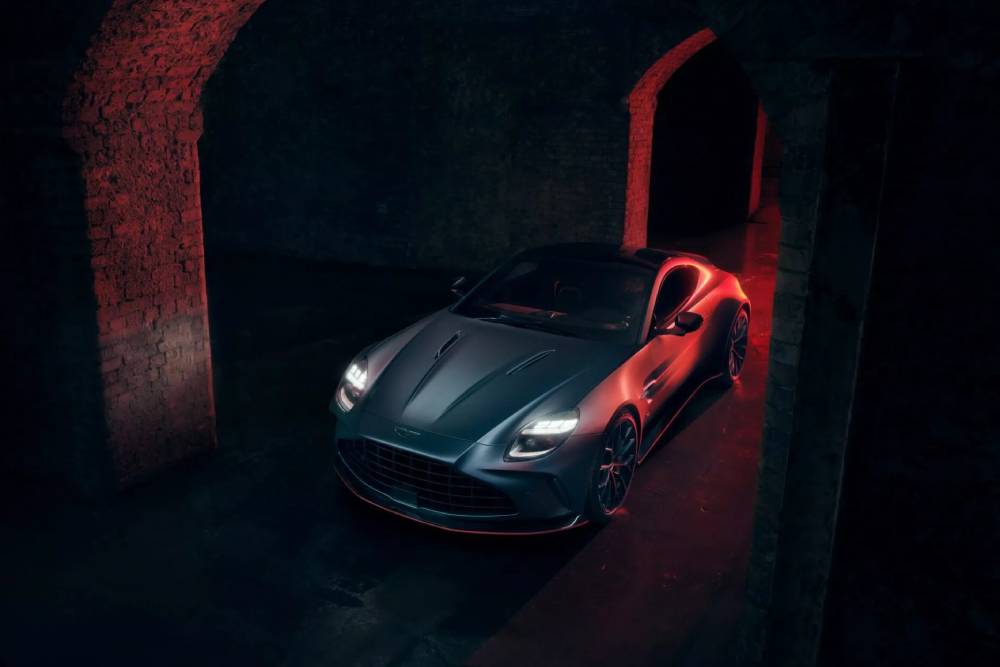 Εκρηκτική νέα Aston Martin Vantage S 680 PS