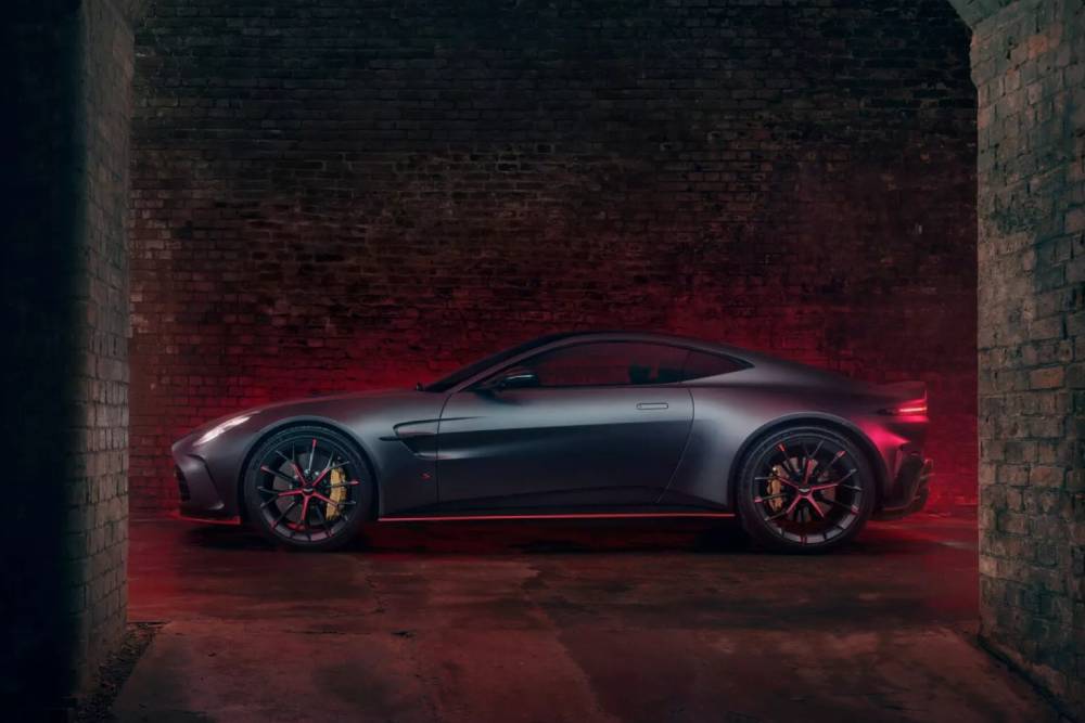 Εκρηκτική νέα Aston Martin Vantage S 680 PS
