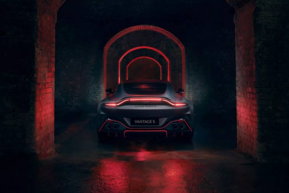 Εκρηκτική νέα Aston Martin Vantage S 680 PS