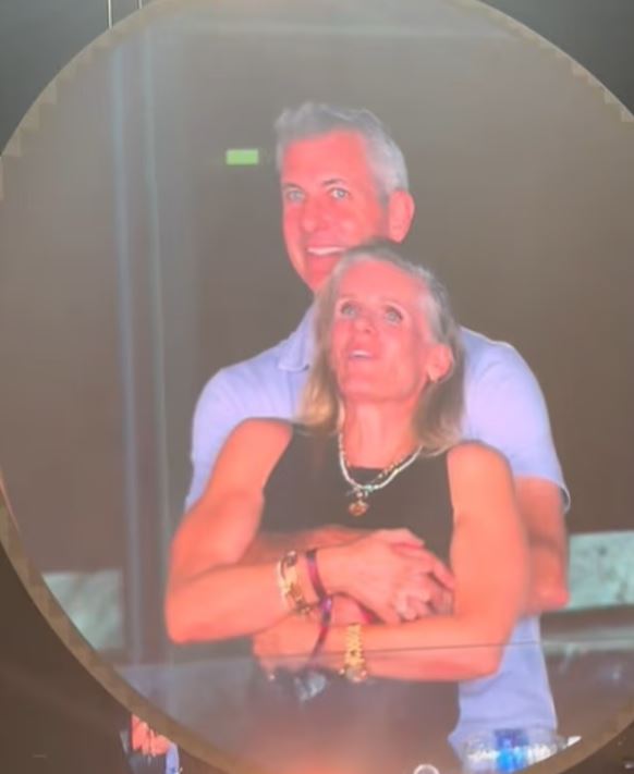 Βοστώνη: Η «kiss cam» αποκάλυψε κρυφό ζευγάρι στη συναυλία των Coldplay – Η αντίδραση της συζύγου του CEO