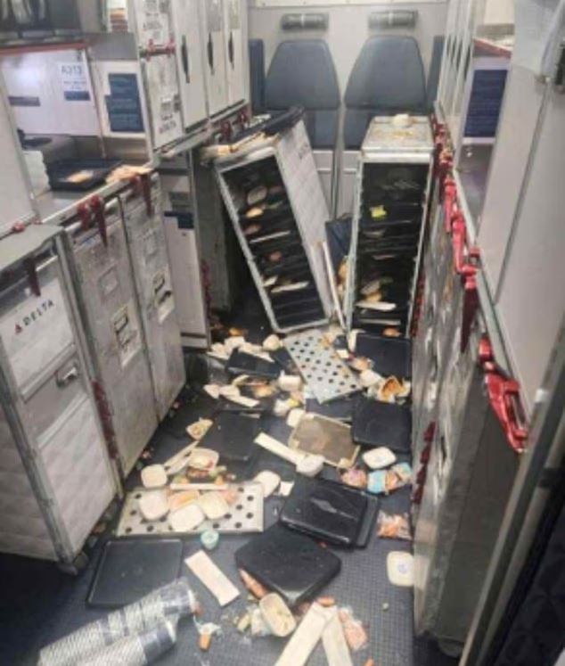 Τρόμος στον αέρα: Αεροπλάνο έκανε βουτιά 450 μέτρων και αναγκαστική προσγείωση – 25 τραυματίες