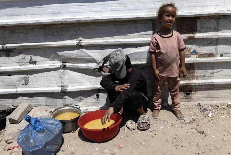 Δραματικός λιμός κατακλύζει τη Γάζα: Οι άνθρωποι υποκύπτουν στην πείνα – Ρεπορτάζ των New York Times στην κατεστραμμένη περιοχή