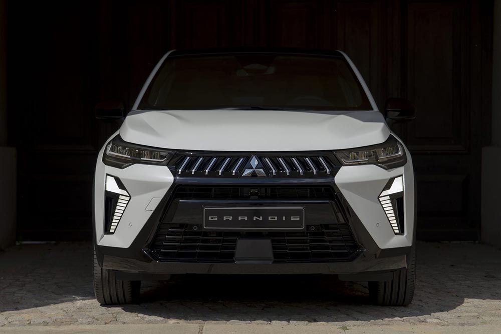 Νέο C-SUV Mitsubishi Grandis μαθαίνει γαλλικά