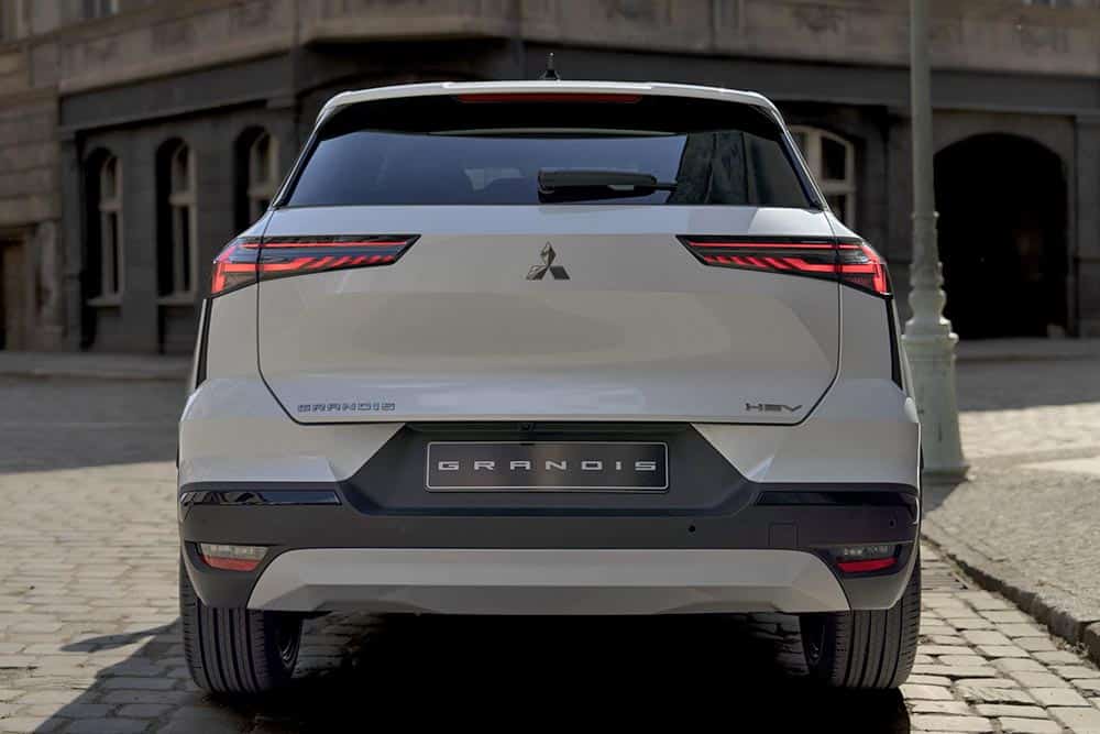 Νέο C-SUV Mitsubishi Grandis μαθαίνει γαλλικά