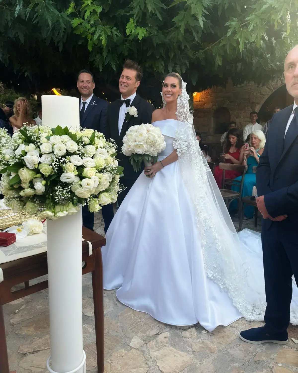 Γάμος Χρήστου Χολίδη: Η αδερφή του τραγουδιστή επιμελήθηκε το χτένισμα της νύφης – Δείτε φωτογραφίες 16 Στιγμιότυπα από τον γάμο του Χρήστου Χολίδη