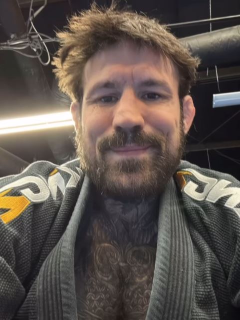 Βίντεο: Μαχητής του MMA σπέρνει πανικό σε πτήση απειλώντας επιβάτες και πλήρωμα – Η αστυνομία τον απομακρύνει με φορείο