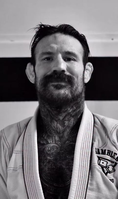Βίντεο: Μαχητής του MMA σπέρνει πανικό σε πτήση απειλώντας επιβάτες και πλήρωμα – Η αστυνομία τον απομακρύνει με φορείο