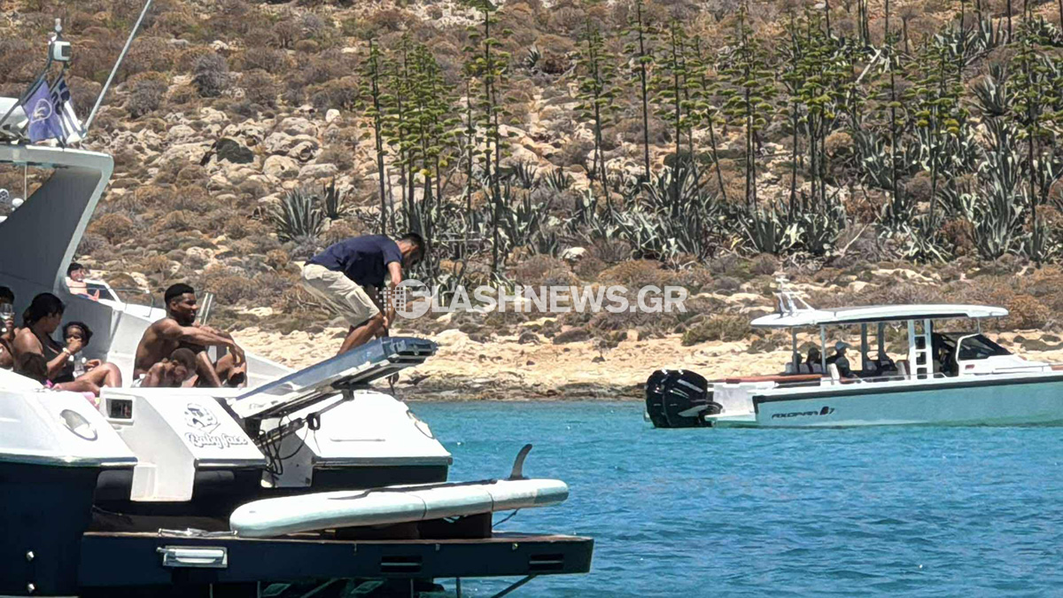 Ο Γιάννης Αντετοκούνμπο ξεναγείται με πολυτελές σκάφος στις παραλίες της Κρήτης