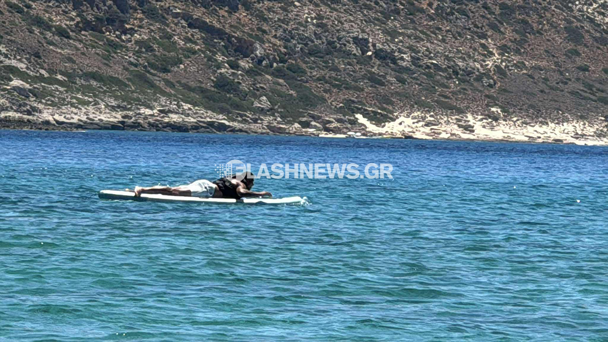 Ο Γιάννης Αντετοκούνμπο ξεναγείται με πολυτελές σκάφος στις παραλίες της Κρήτης