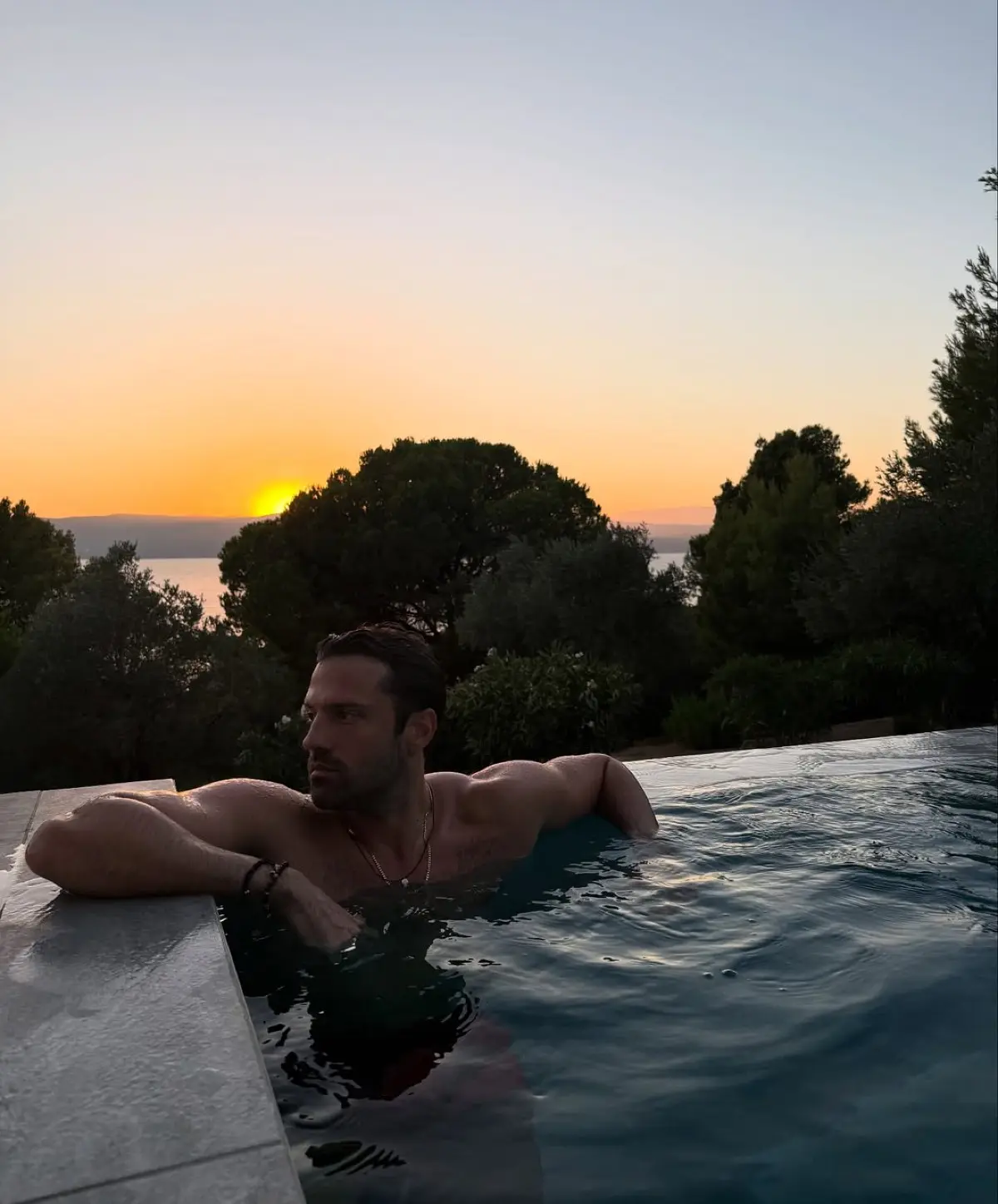 Ο Κωνσταντίνος Αργυρός σε πισίνα στη Σκιάθο