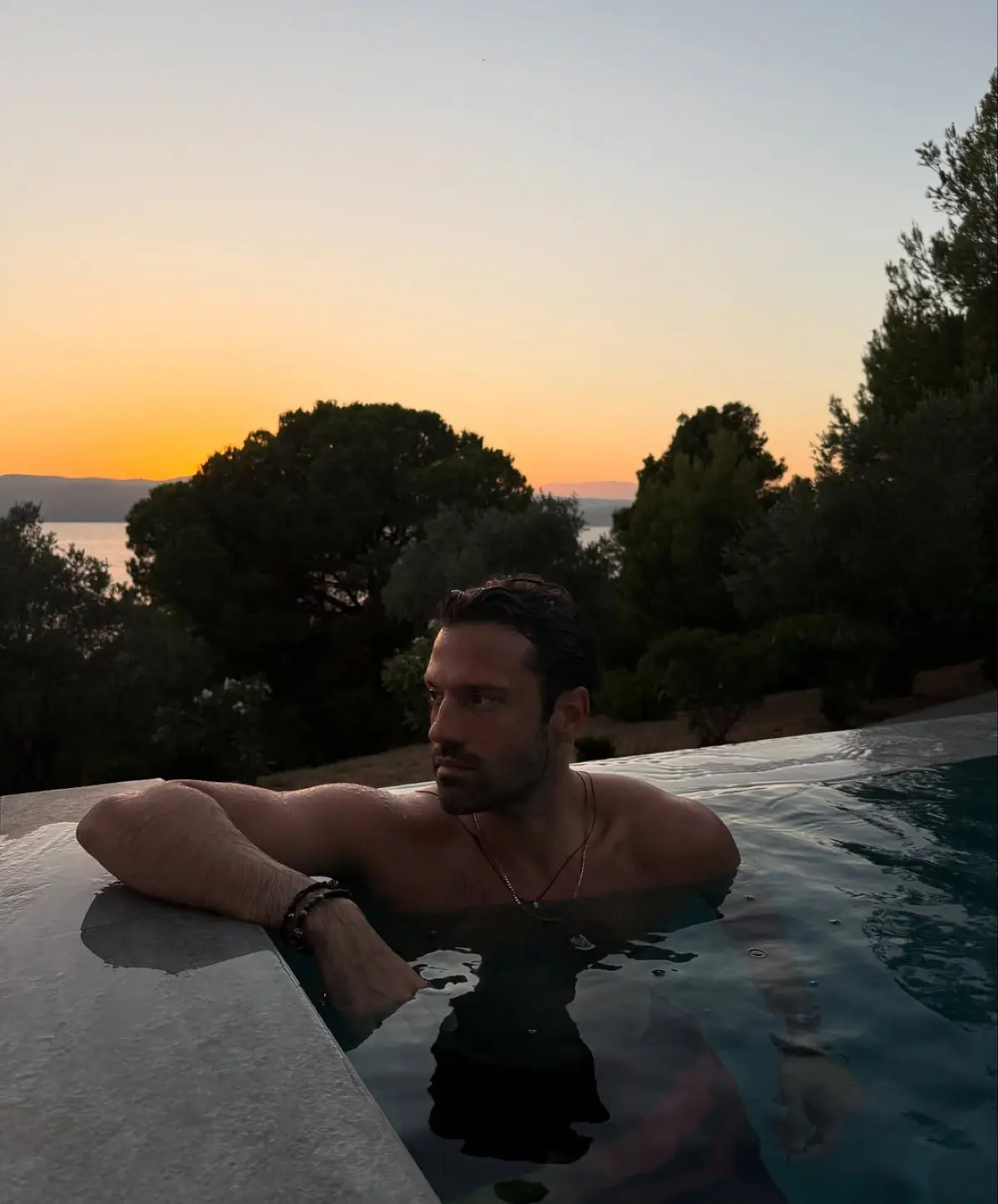 Ο Κωνσταντίνος Αργυρός σε πισίνα στη Σκιάθο