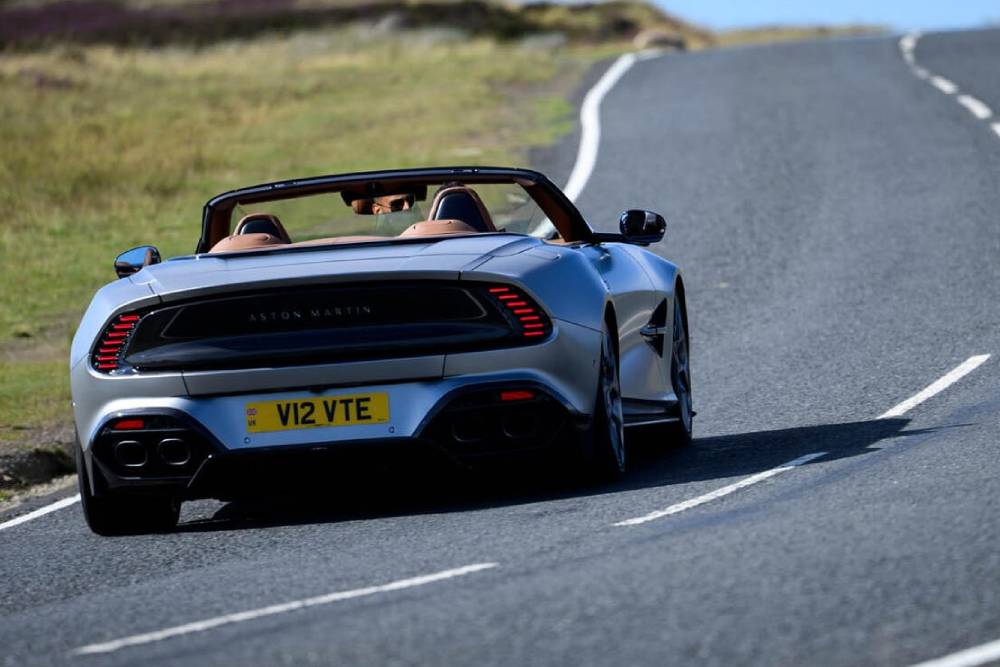 Καλοκαιρινή αγάπη η Aston Martin Vanquish Volante