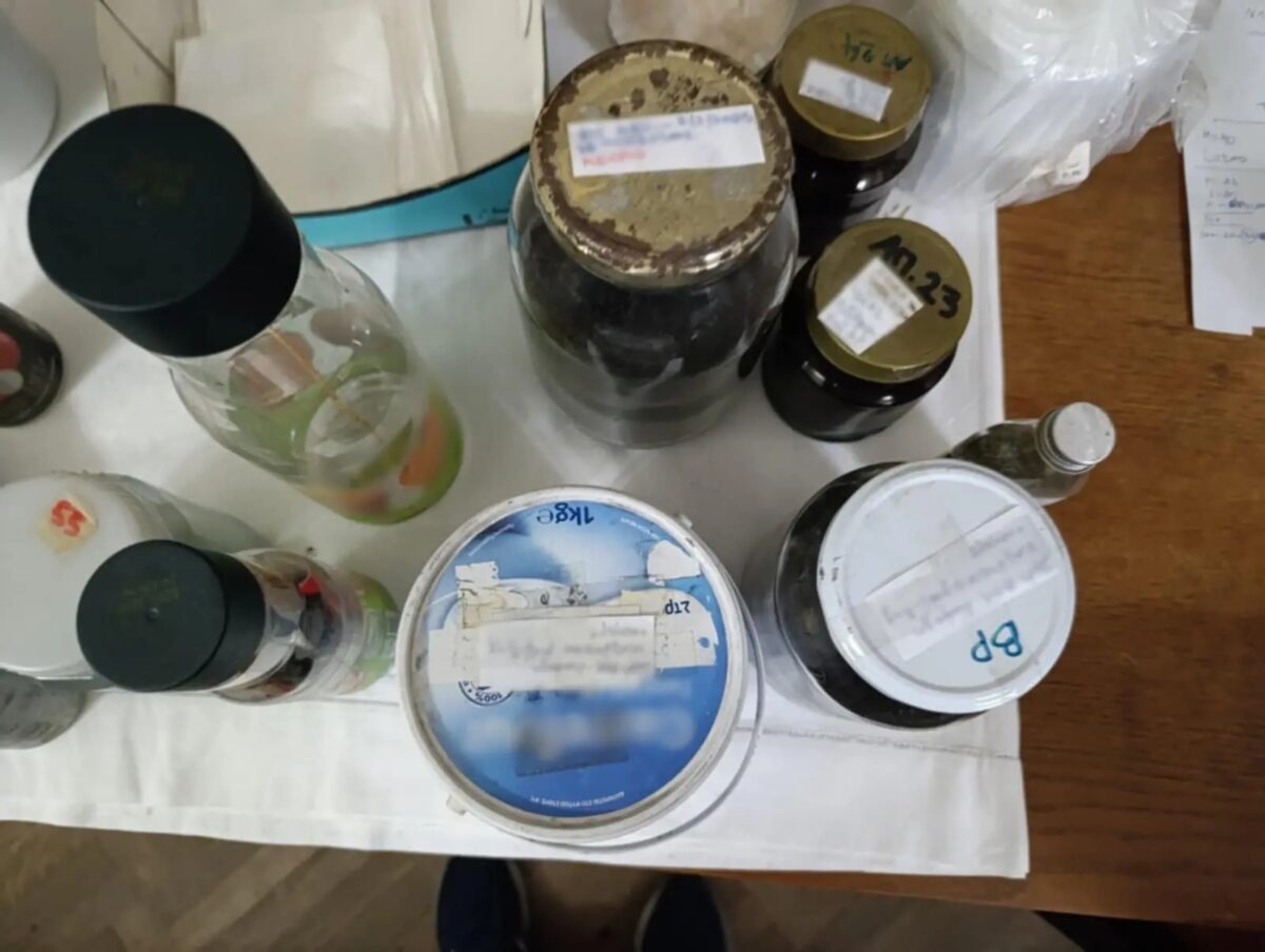 Θεσσαλονίκη: Ηλικιωμένος εκτόξευε αυτοσχέδιες ρουκέτες σε πολυκατοικία – Ανακαλύφθηκαν πυρίτιδα και όπλα στο σπίτι του 4 Κατασχέθηκαν μεγάλες ποσότητες υλικών που σχετίζονται με την παρασκευή πυρίτιδας