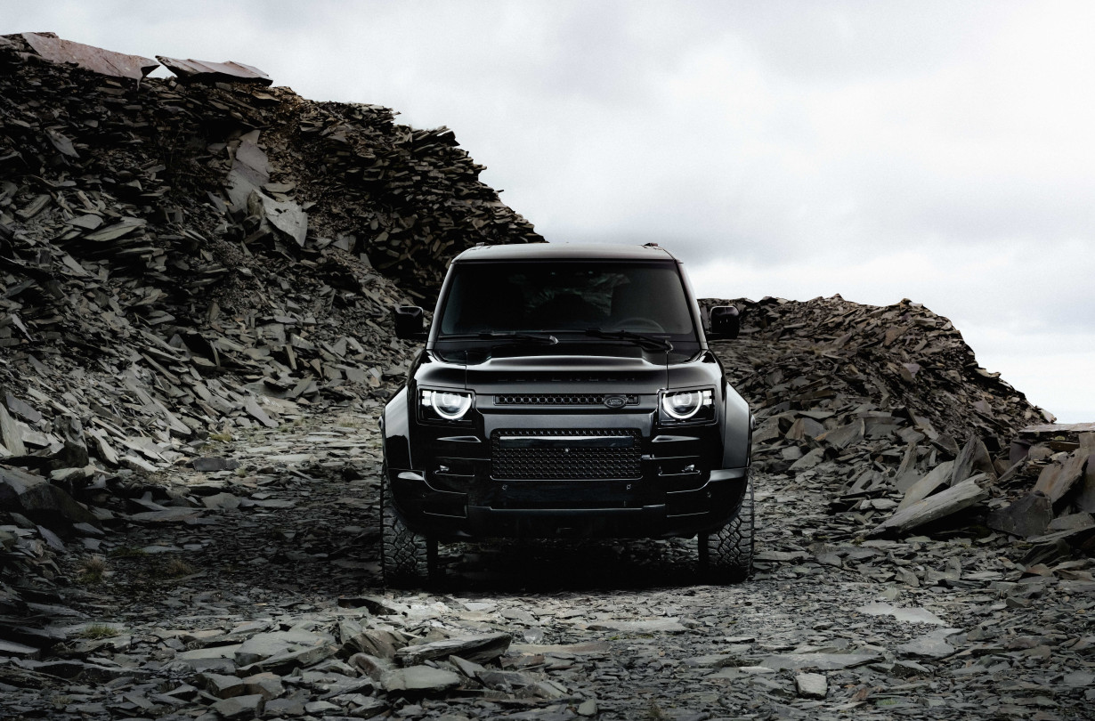Land Rover Defender OCTA Black: Η μυστηριώδης πλευρά του θηρίου