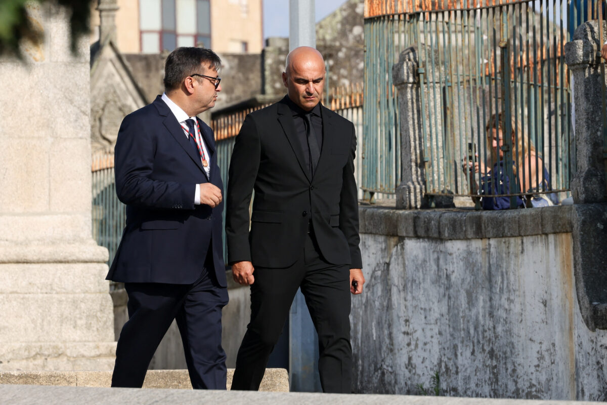 Ντιόγκο Ζότα: Συγκινητική παρουσία Φερνάντο Σάντος και Ρομπέρτο Μαρτίνεθ στο τελευταίο αντίο του Πορτογάλου ποδοσφαιριστή 4 Ντιόγκο Ζότα: Συγκινητική παρουσία Φερνάντο Σάντος και Ρομπέρτο Μαρτίνεθ στο τελευταίο αντίο του Πορτογάλου ποδοσφαιριστή