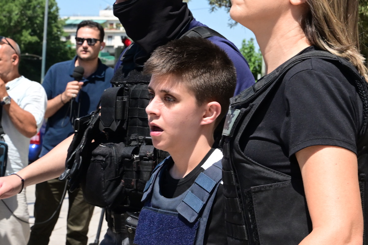 Η Ειρήνη Μουρτζούκου έφτασε στον Κορυδαλλό – Με αβέβαιο βλέμμα και σκυμμένο κεφάλι 5 Mεταγωγή της 25χρονης Ειρήνης Μουρτζούκου στις φυλακές Κορυδαλλού από την ΓΑΔΑ