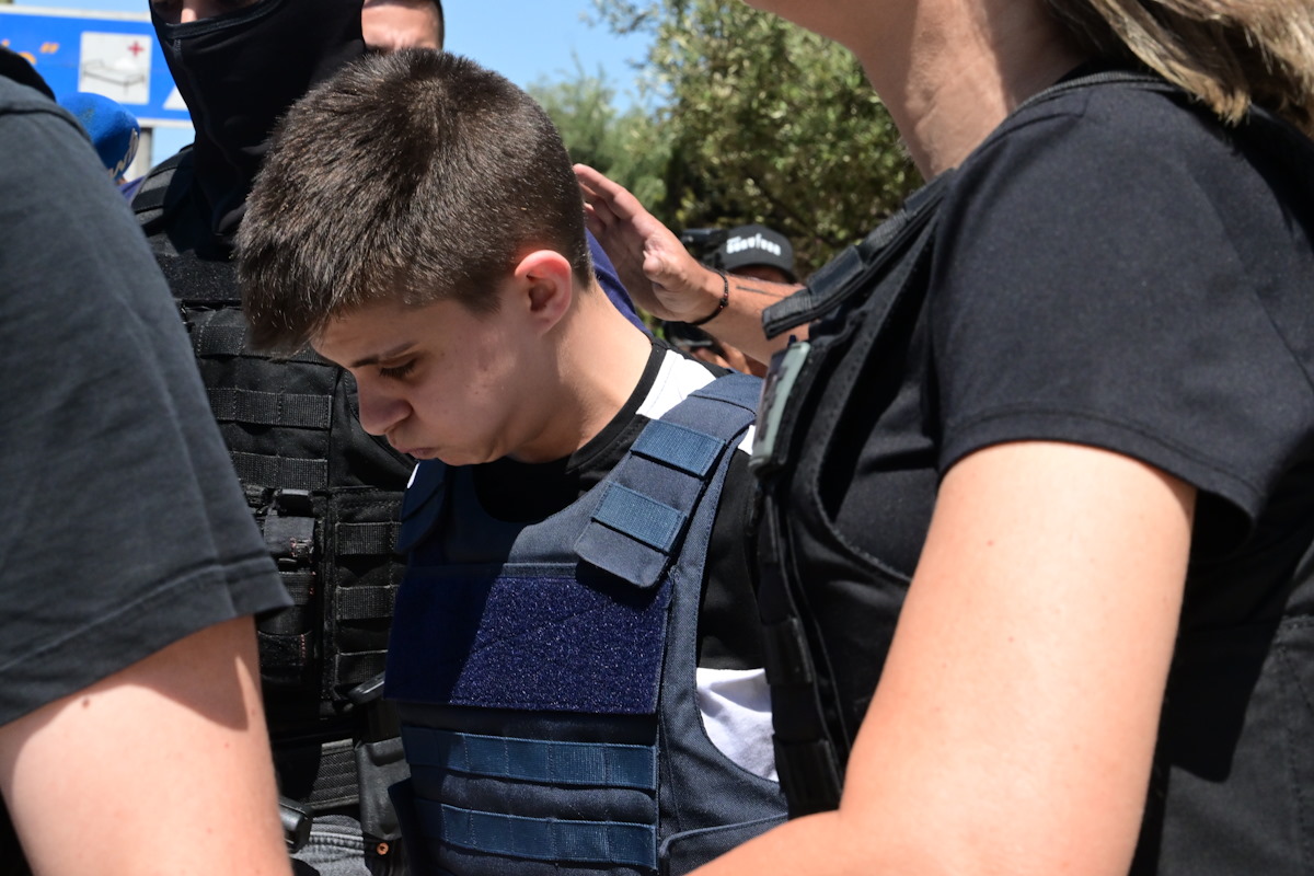 Η Ειρήνη Μουρτζούκου έφτασε στον Κορυδαλλό – Με αβέβαιο βλέμμα και σκυμμένο κεφάλι 6 Mεταγωγή της 25χρονης Ειρήνης Μουρτζούκου στις φυλακές Κορυδαλλού από την ΓΑΔΑ