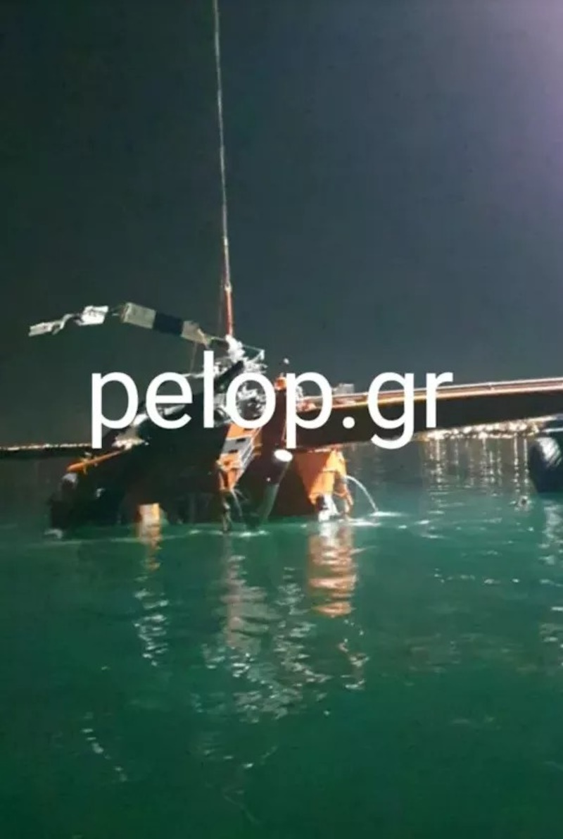 Ελευσίνα: Ολοκληρώθηκε η ανάσυρση του ελικοπτέρου από τη θάλασσα 3 Το ελικόπτερο που προσθαλασσώθηκε στην Ελευσίνα