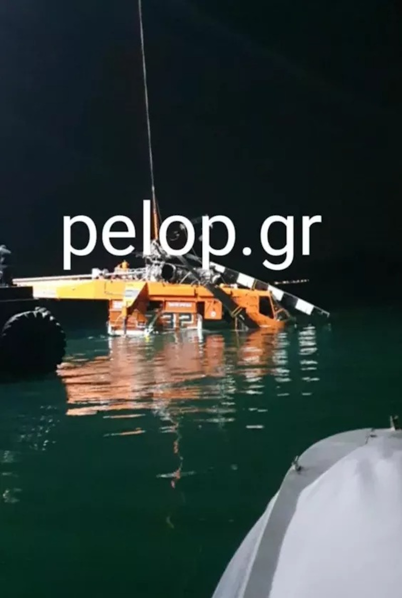 Ελευσίνα: Ολοκληρώθηκε η ανάσυρση του ελικοπτέρου από τη θάλασσα 4 Το ελικόπτερο που προσθαλασσώθηκε στην Ελευσίνα