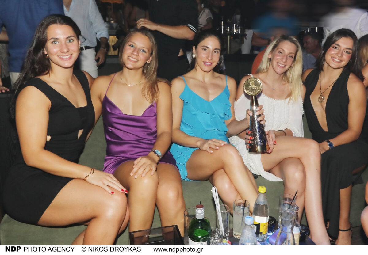 Οι παίκτριες της Εθνικής πόλο Γυναικών φόρεσαν τα καλά τους και ξεφάντωσαν στο Romeo