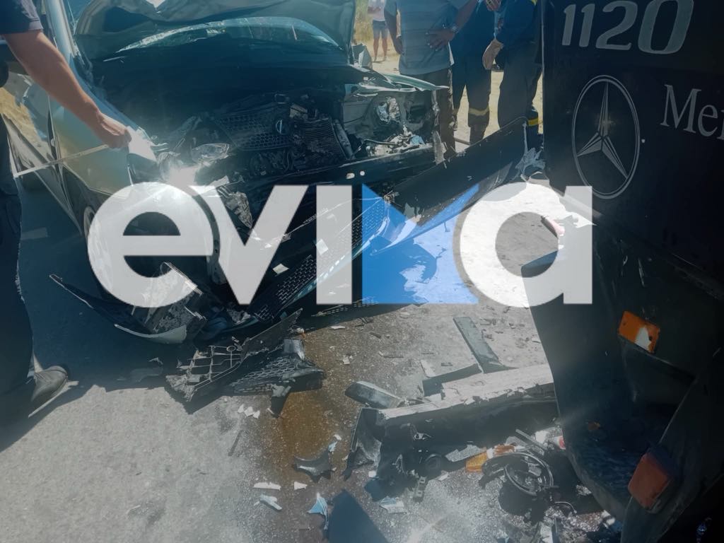Χαλκίδα: Σοκαριστική σύγκρουση αυτοκινήτου με φορτηγό – Στο νοσοκομείο η οδηγός του Ι.Χ. 5 Tο κατεστραμμένο αυτοκίνητο