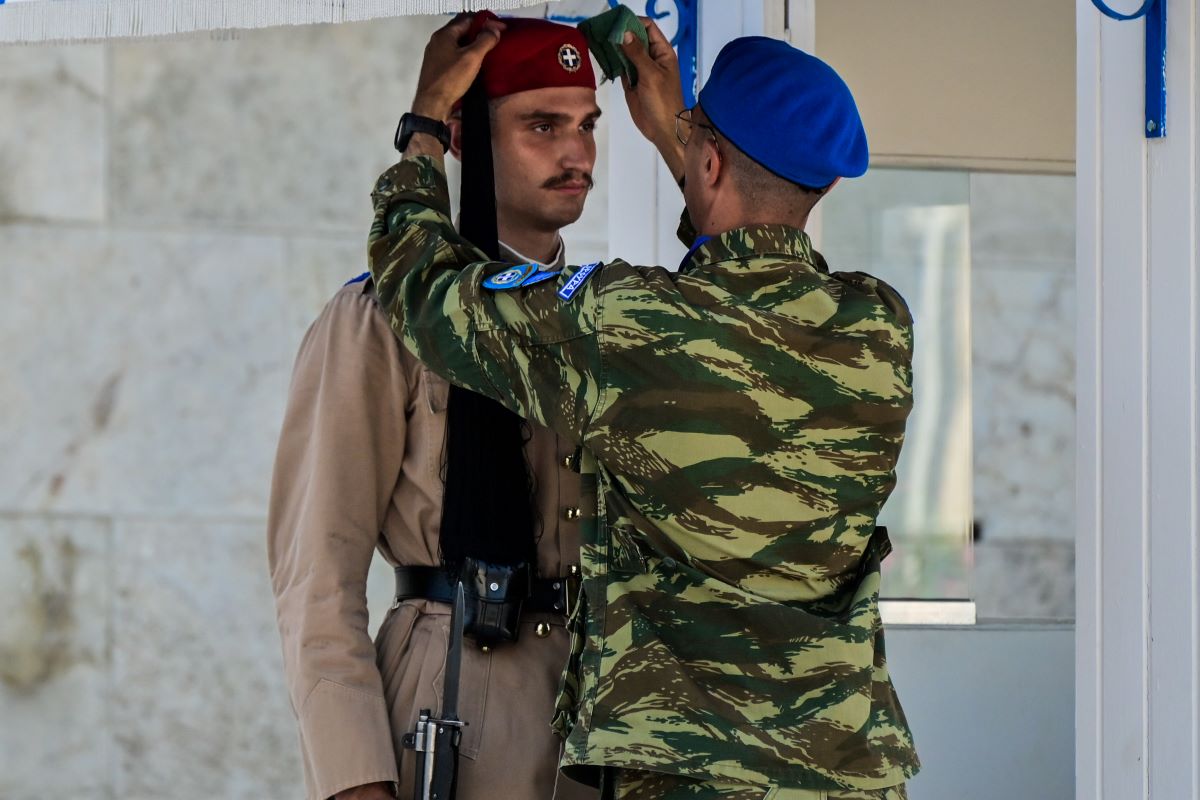 Καιρός: Εύζωνες αμετακίνητοι «λιώνουν» από την ακραία ζέστη