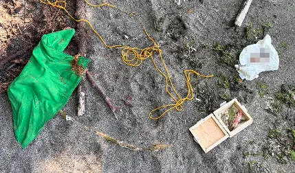 Πήγε για περίπατο στην ακτή με την οικογένειά του και ανακάλυψε ένα αρχαίο δέμα – Το άνοιξε και έμεινε έκπληκτος με το περιεχόμενο