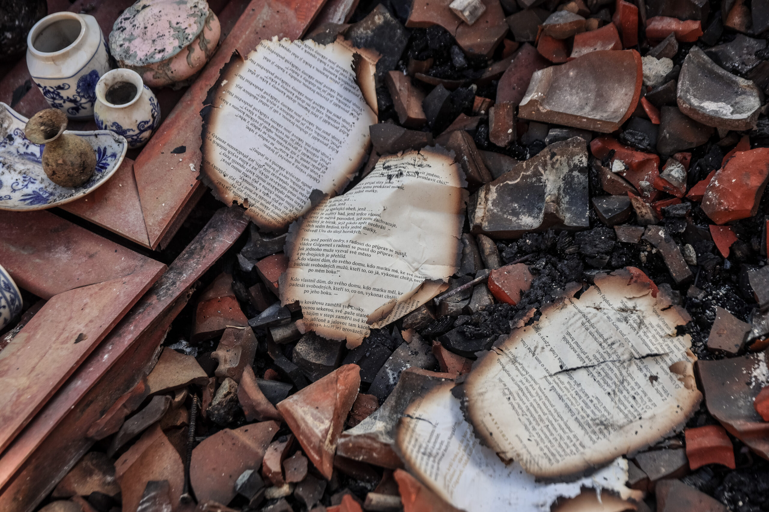 Καμένα βιβλία μέσα από σπίτι στο Κρυονέρι