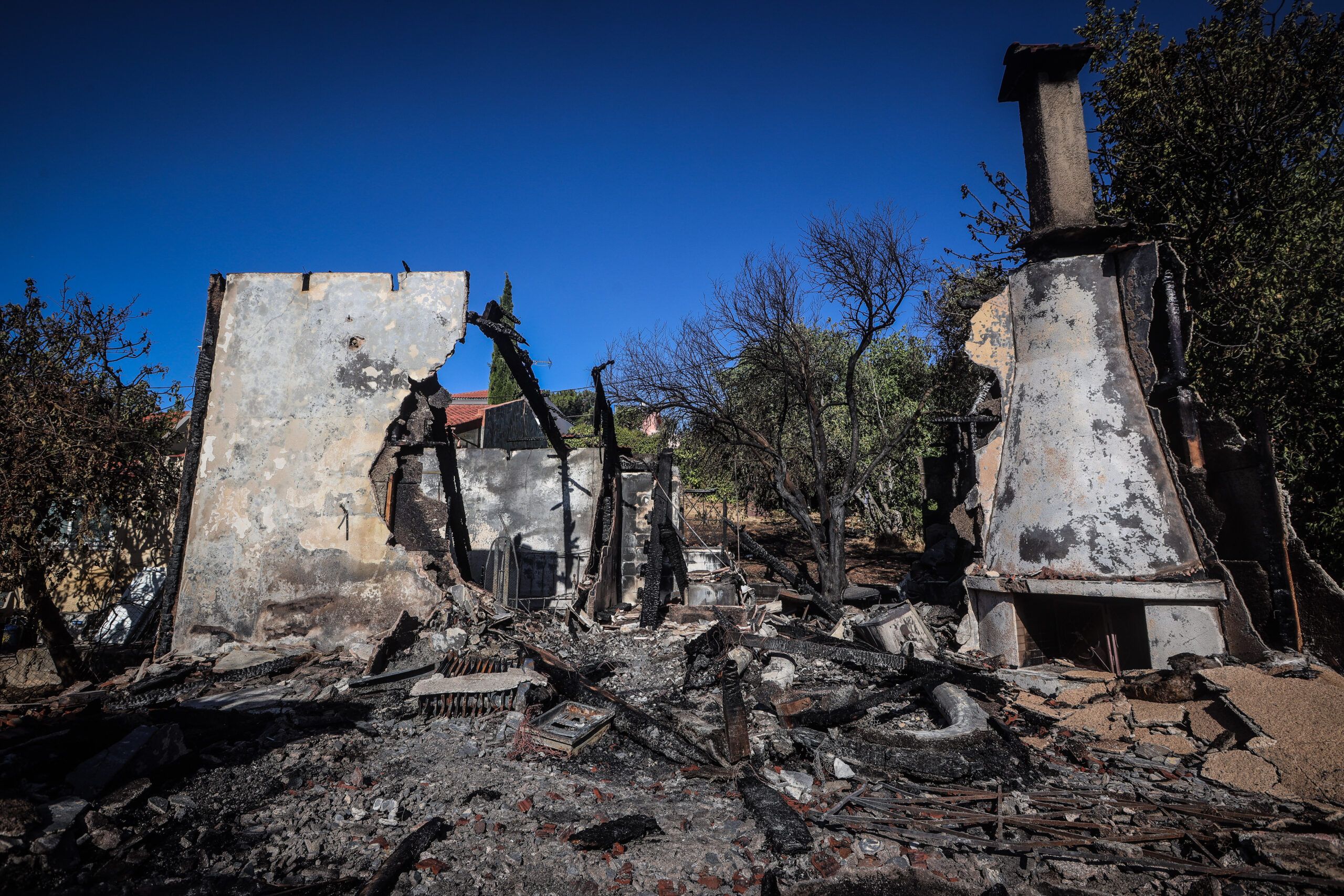 Φωτιά στο Κρυονέρι: Εικόνες απόλυτης καταστροφής – Καμένα σπίτια και πυροσβεστικά, στάχτες και αποκαΐδια