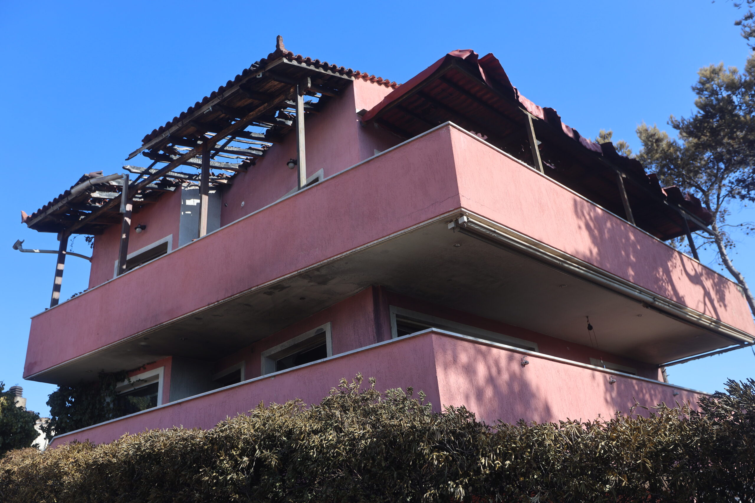 Φωτιά στο Κρυονέρι: Εικόνες απόλυτης καταστροφής – Καμένα σπίτια και πυροσβεστικά, στάχτες και αποκαΐδια