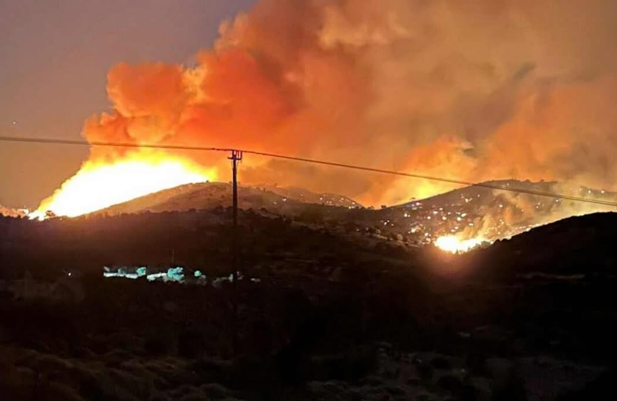Επίμονη μάχη με τις πύρινες λαβές στα Μεσοχώρια Ευβοίας: Οι φλόγες «καταβροχθίζουν» τις αυλές σπιτιών – Επείγον μήνυμα του 112 για εκκένωση των Τσακαίων 2 Φωτιά στους Τσακαίους
