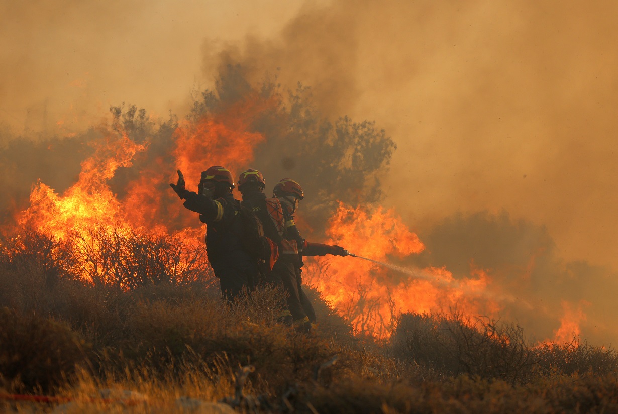 Φωτιά στην Ιεράπετρα: Ολονύχτια μάχη με διάσπαρτες εστίες – Νέα αναζωπύρωση σε χαράδρα σε Άγιο Ιωάννη και Φέρμα 6 Φωτιά στην Ιεράπετρα