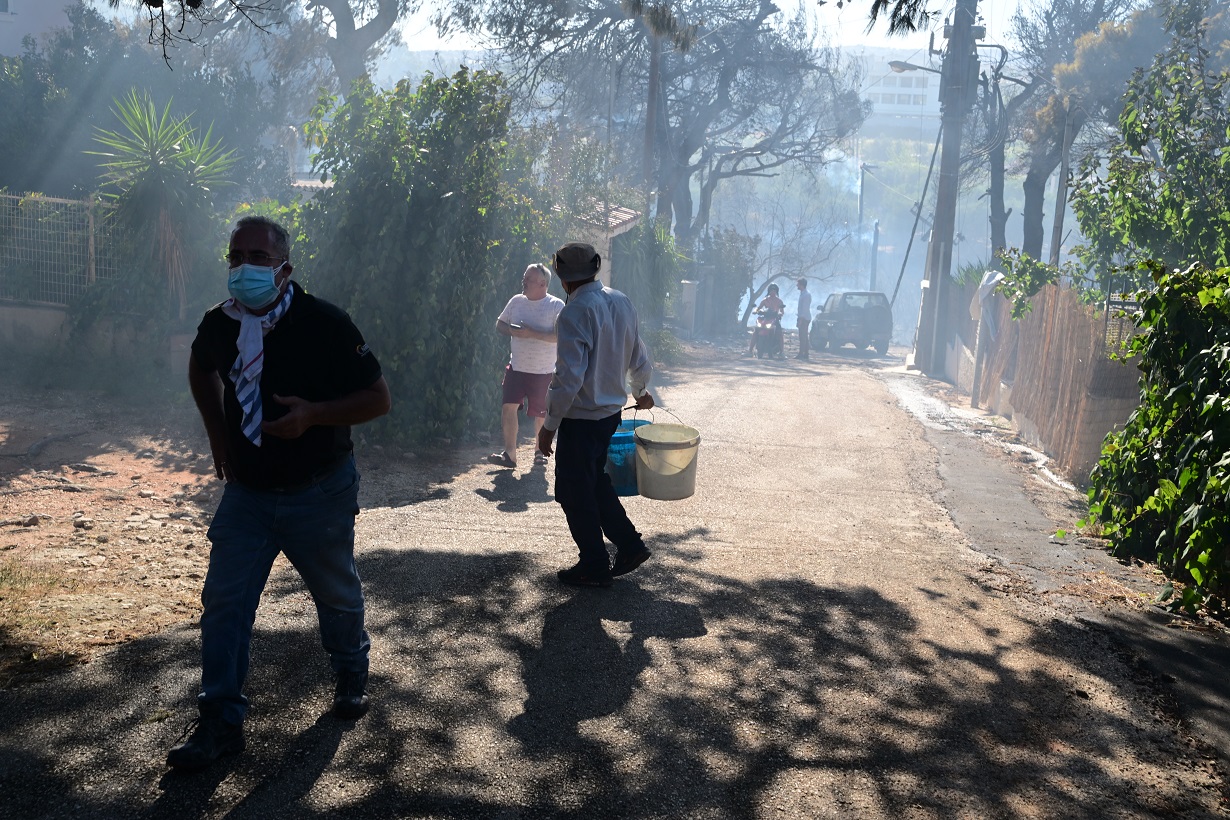 Φωτιά σε Ραφήνα, Πικέρμι, Σπάτα: Σε ολονύχτια ετοιμότητα η Πυροσβεστική, δεν υπάρχει ενεργό μέτωπο 8 Φωτιά στη Ραφήνα