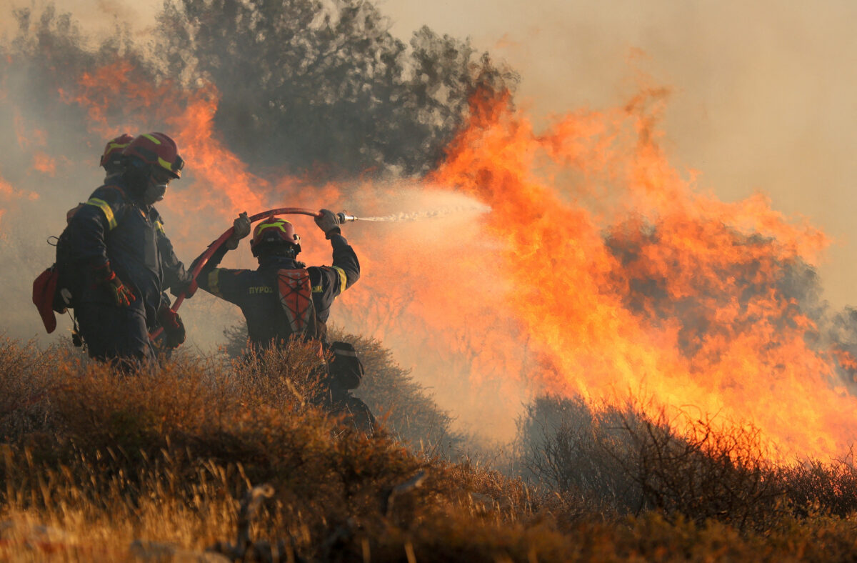 Φωτιά στην Ιεράπετρα: Ολονύχτια μάχη με διάσπαρτες εστίες – Νέα αναζωπύρωση σε χαράδρα σε Άγιο Ιωάννη και Φέρμα 7 Πυροσβέστες κατά τη διάρκεια κατάσβεσης της φωτιάς στην Ιεράπετρα