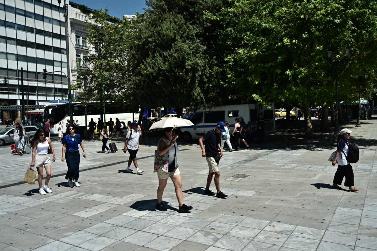 Καύσωνας: Κρίσιμα μέτρα προστασίας από την θερμοπληξία – Ποιες ομάδες διατρέχουν υψηλότερο κίνδυνο 4 Με κάθε τρόπο προσπαθούν να προστατευτούν από τον καύσωνα