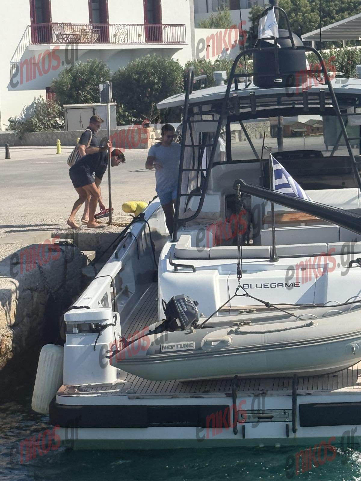 Στέφανος Κασσελάκης: Ξέγνοιαστες στιγμές με τον σύζυγό του και τη Φάρλι στις Σπέτσες