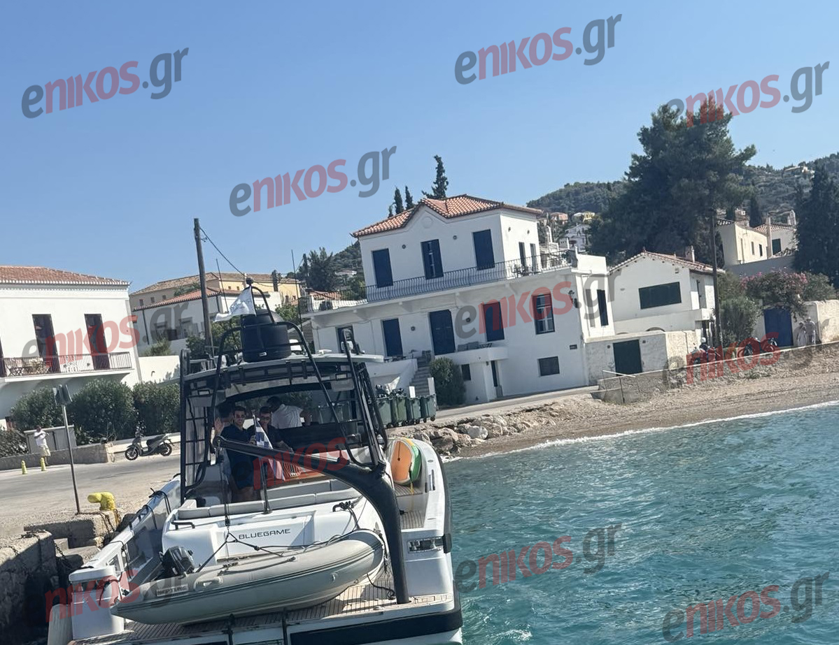Στέφανος Κασσελάκης: Ξέγνοιαστες στιγμές με τον σύζυγό του και τη Φάρλι στις Σπέτσες