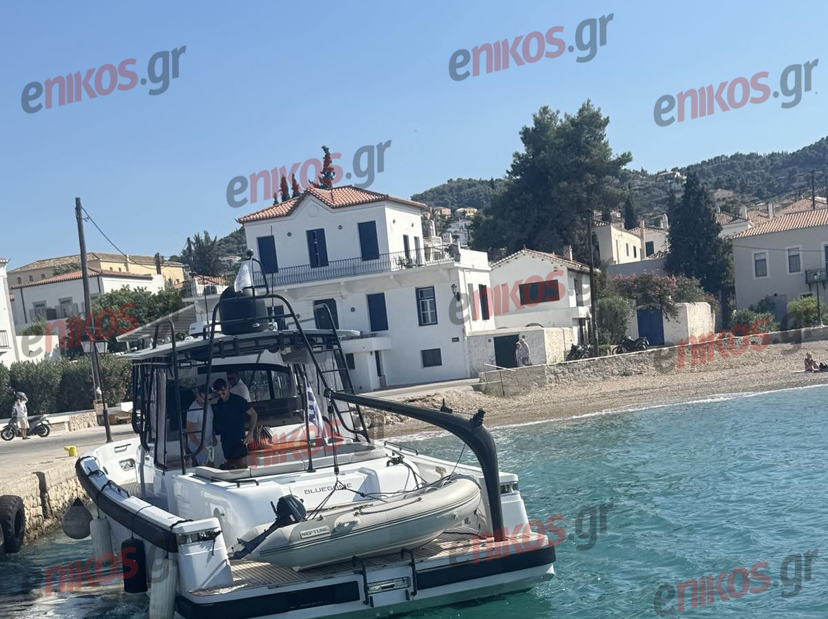 Στέφανος Κασσελάκης: Ξέγνοιαστες στιγμές με τον σύζυγό του και τη Φάρλι στις Σπέτσες