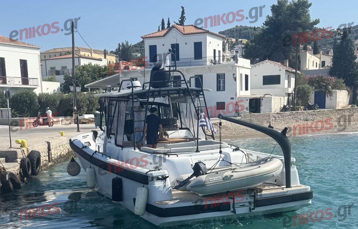 Στέφανος Κασσελάκης: Ξέγνοιαστες στιγμές με τον σύζυγό του και τη Φάρλι στις Σπέτσες