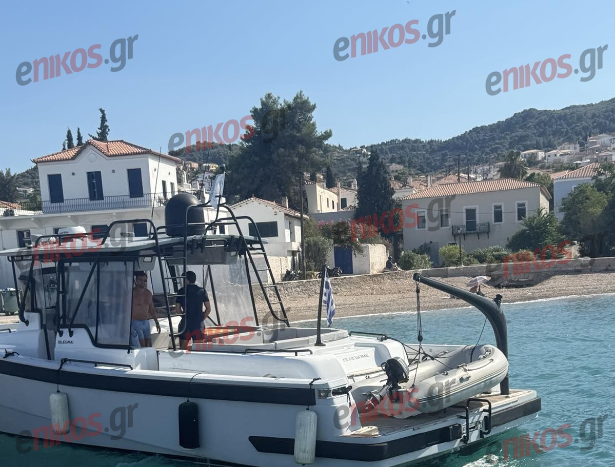 Στέφανος Κασσελάκης: Ξέγνοιαστες στιγμές με τον σύζυγό του και τη Φάρλι στις Σπέτσες