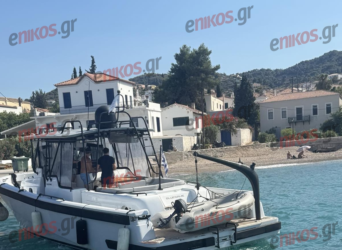 Στέφανος Κασσελάκης: Ξέγνοιαστες στιγμές με τον σύζυγό του και τη Φάρλι στις Σπέτσες