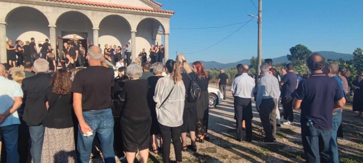 Αγρίνιο: Θρήνος στο ύστατο «αντίο» στη 2χρονη Αλεξάνδρα που χτυπήθηκε από το αυτοκίνητο του πατέρα της 5 Άνθρωποι