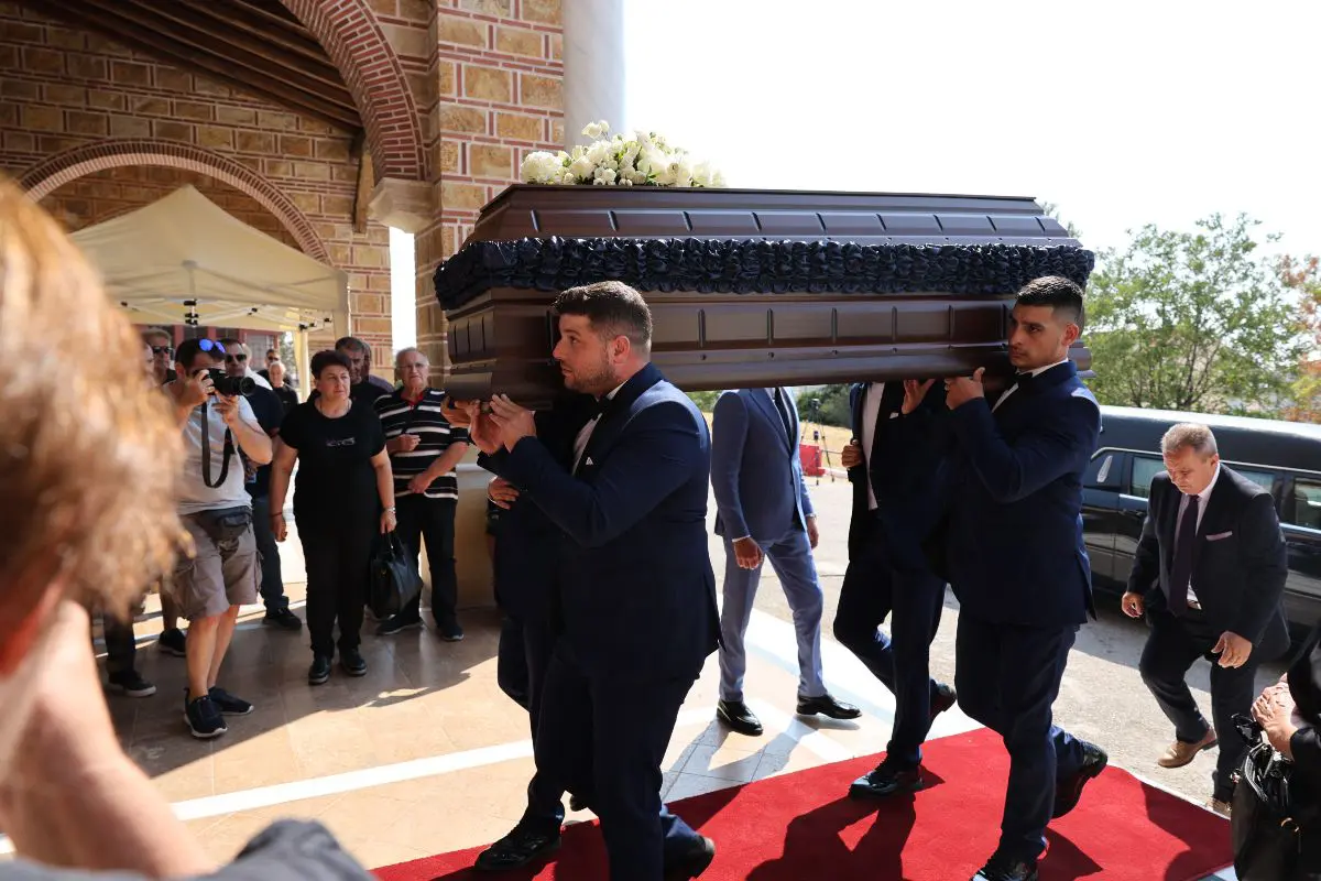 Βούλα Πατουλίδου: Συντετριμμένη στην κηδεία του συζύγου της, Δημήτρη Ζαρζαβατσίδη - Φωτογραφίες