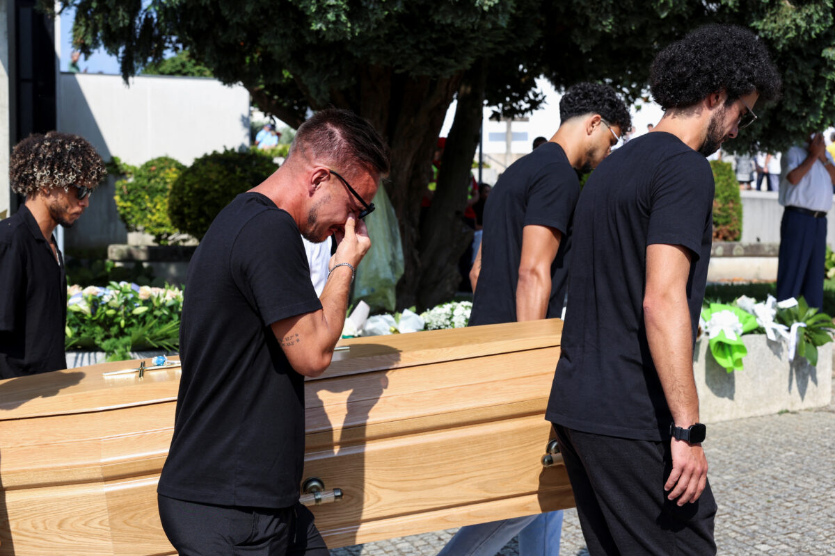 Ντιόγκο Ζότα: Οι συγκλονισμένοι Μπερνάρντο Σίλβα και Φεντερίκο Κιέζα και η συγκινητική στιγμή που τα φέρετρα μπήκαν στο ναό 4 Ντιόγκο Ζότα: Οι συγκλονισμένοι Μπερνάρντο Σίλβα και Φεντερίκο Κιέζα και η συγκινητική στιγμή που τα φέρετρα μπήκαν στο ναό